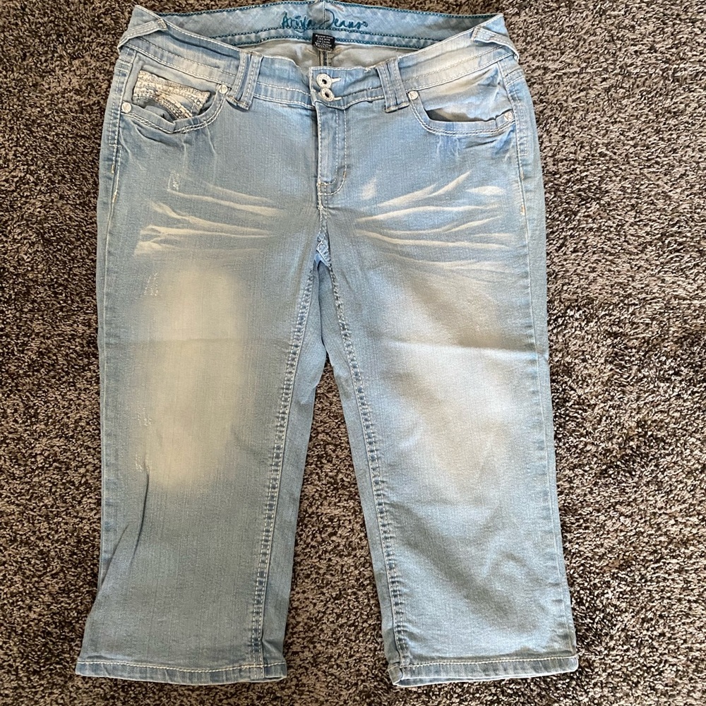Ariya Jeans 11 12 Capri Light Blue Stretch Extra Sandblasted Denim Embroidered